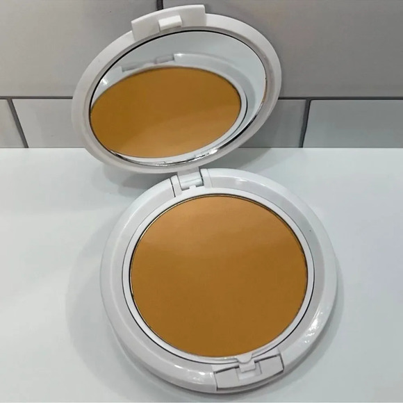 TIGI Cosmetics Beauty Powder Foundation - Picture 1 of 4